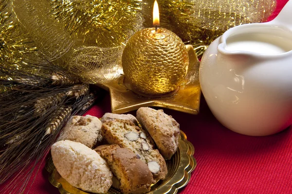 Biscoitos e leite e vela dourada — Fotografia de Stock