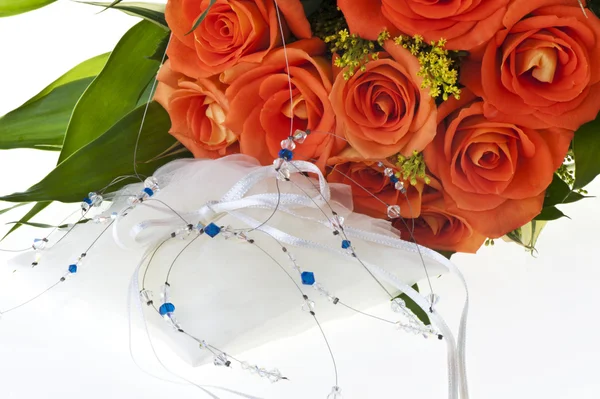 ネックレスとオレンジのバラ — ストック写真