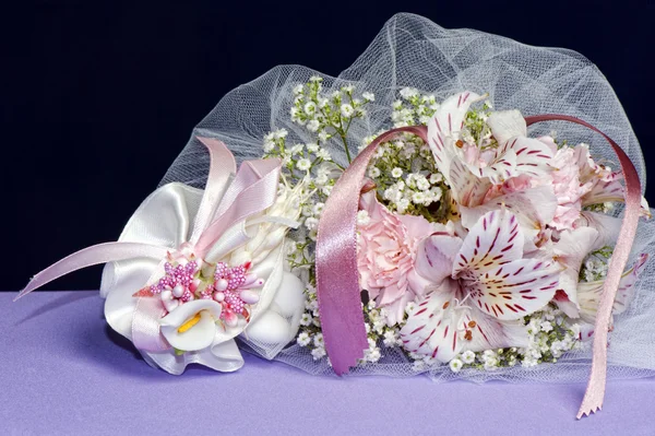 Arreglo con flores y cajas de dulces — Foto de Stock