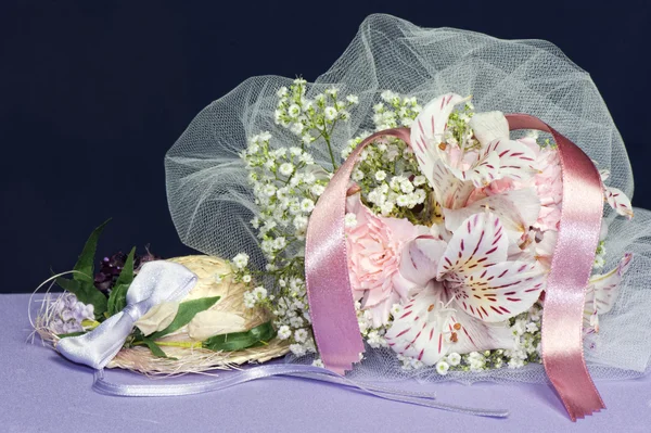 꽃과 사탕 상자와 합의 — 스톡 사진