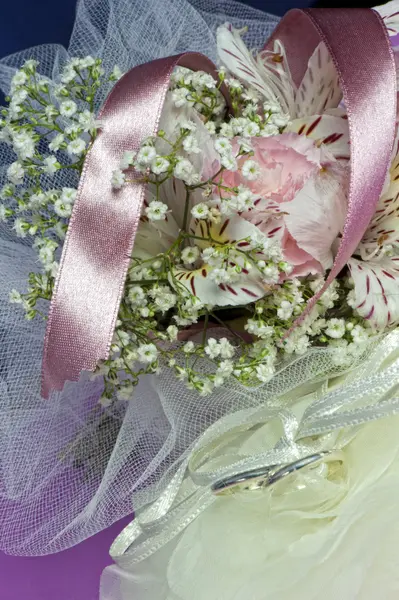 Flowers and wedding rings — Stock Photo, Image