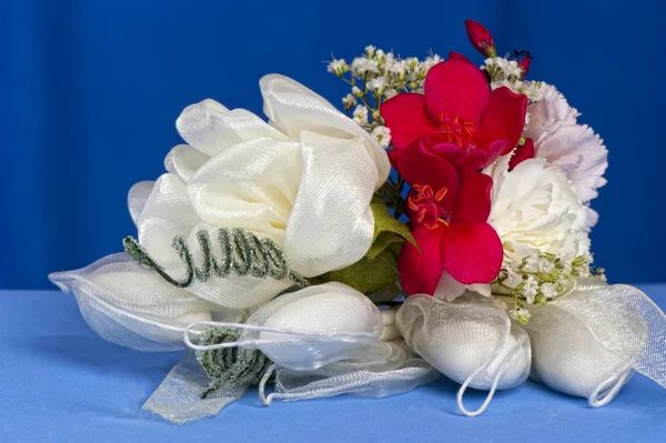 Arranjo com flores e caixas de doces — Fotografia de Stock