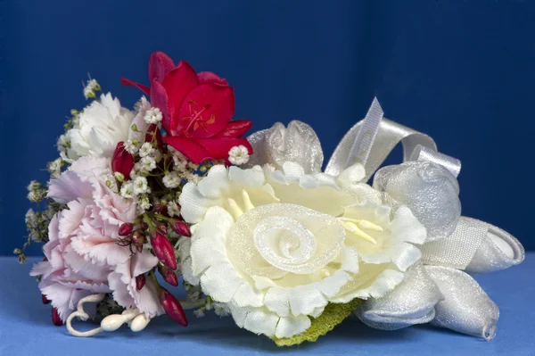 Arrangement with flowers and candy boxes — Stock Photo, Image