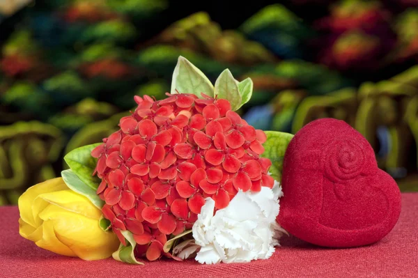 Svatební laskavosti a květiny — Stock fotografie