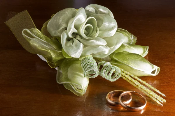 Gunsten van het huwelijk en trouwringen — Stockfoto