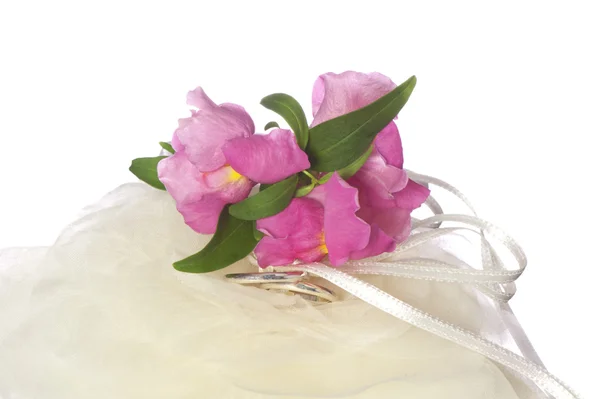 Свадебные подарки и цветы — стоковое фото