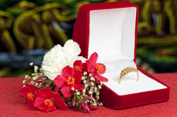 Flores y anillos de boda — Foto de Stock