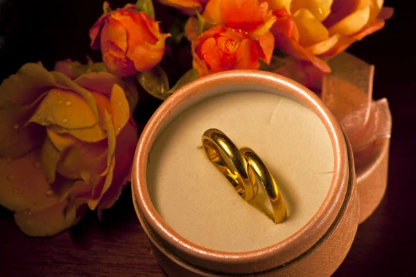 Snubní prsteny a růže — Stock fotografie