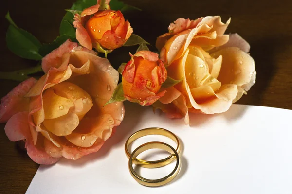 Anneaux de mariage, roses et lettre — Photo