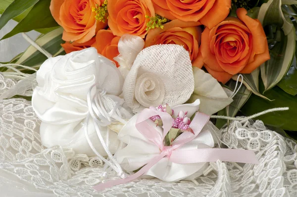 Weeding Favors and orange roses — Stock Photo, Image