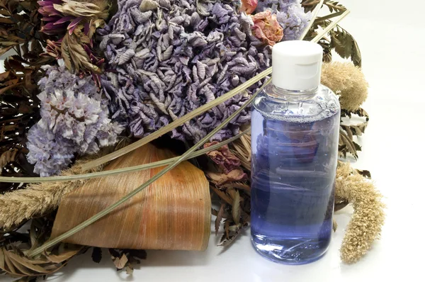 Flores secas e óleo perfumado — Fotografia de Stock
