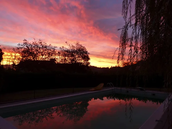 Рассвет в бассейне — стоковое фото
