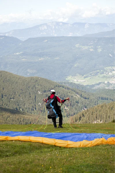 Paraglider flying over the Italian Alps — Stock Photo, Image
