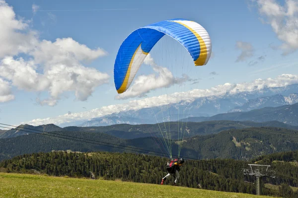 Parapente voando sobre os Alpes italianos — Fotografia de Stock