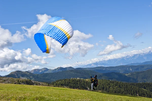 Parapente volando sobre los Alpes italianos — Foto de Stock