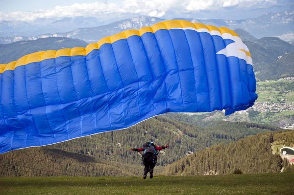 Parapente voando sobre os Alpes italianos — Fotografia de Stock