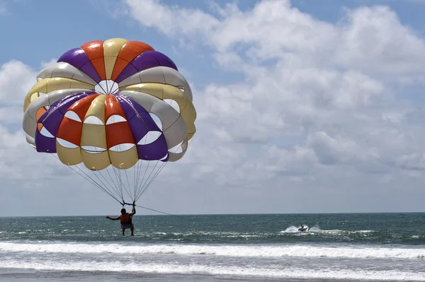 Paragliding op het strand — Stockfoto