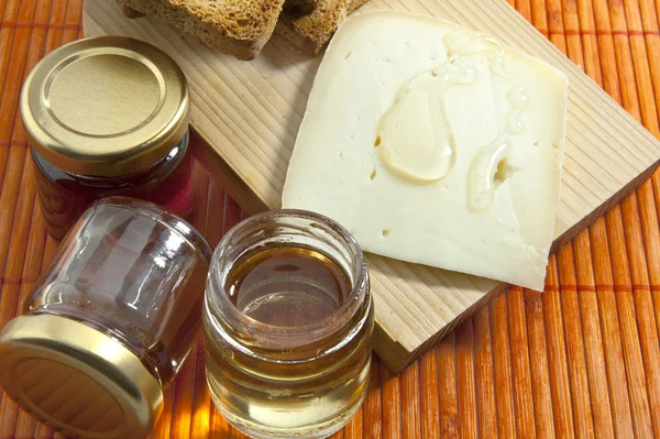 Cheese and honey — Stock Photo, Image