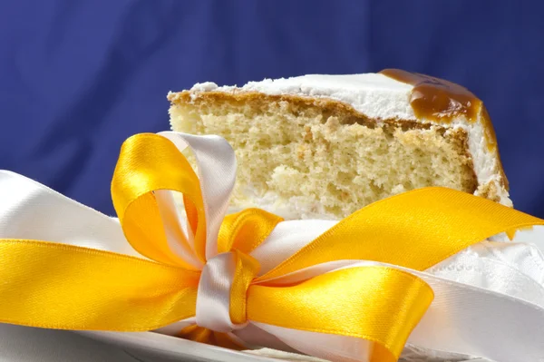 Cream cake with caramel — Stock Photo, Image