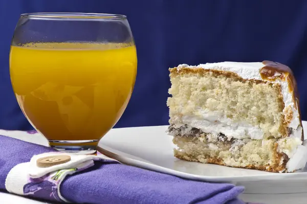 Крем-торт с карамелью — стоковое фото