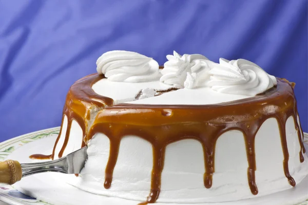 Cream cake with caramel — Stock Photo, Image