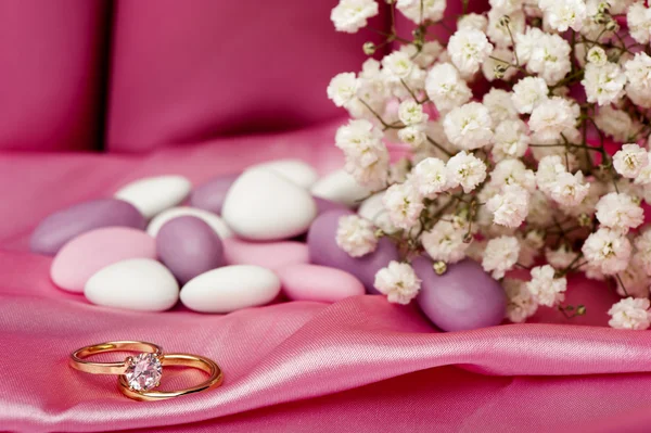 Wedding rings on colorful fabric — Stock Photo, Image