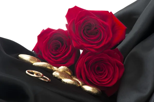 Roses and wedding rings — Stock Photo, Image