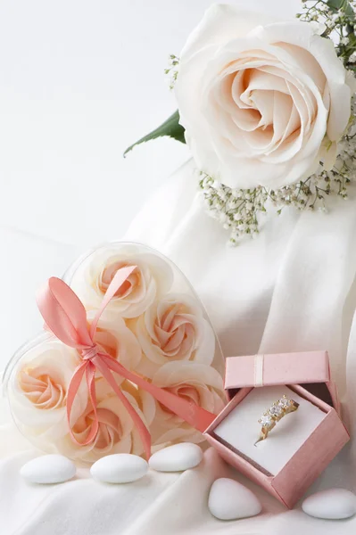 Wedding favors and wedding ring — Stock Photo, Image