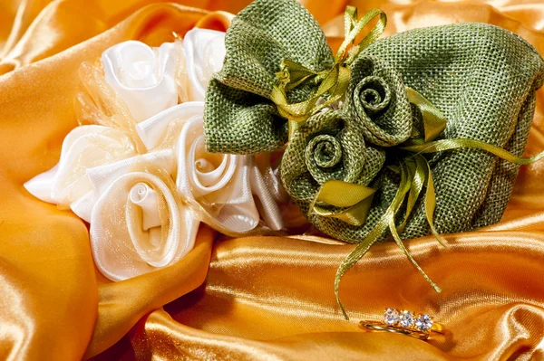 Wedding rings on colorful fabric — Stock Photo, Image