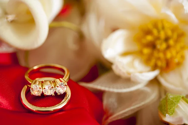 Anillos de boda en tela colorida —  Fotos de Stock