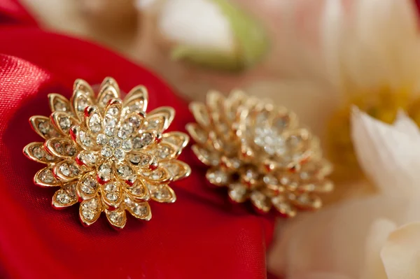 Anillos de boda en tela colorida — Foto de Stock