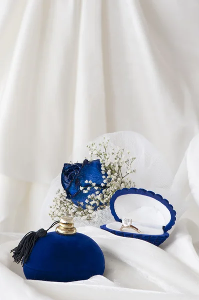 Rosas azules y anillos de boda — Foto de Stock