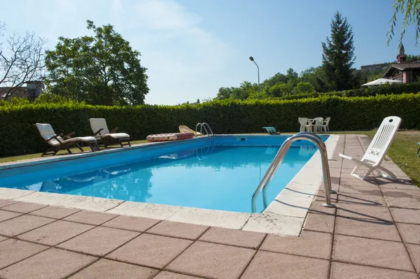 Piscina de una casa privada —  Fotos de Stock