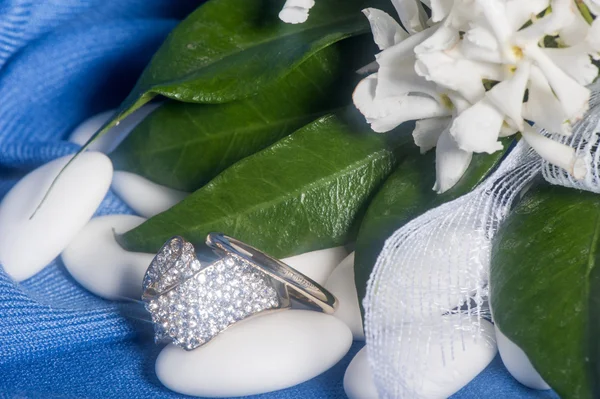 Anéis de casamento em tecido colorido — Fotografia de Stock