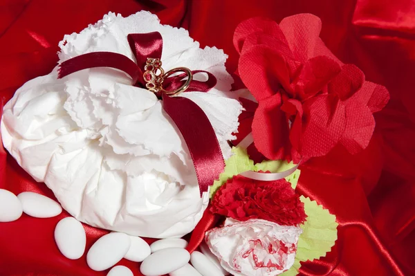 Anillos de boda en tela colorida — Foto de Stock