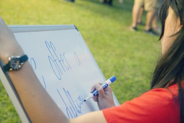 bir beyaz tahta üzerinde teklif