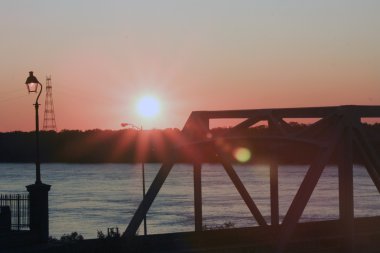 mississippi Nehri köprüsü üzerinde pembe günbatımı