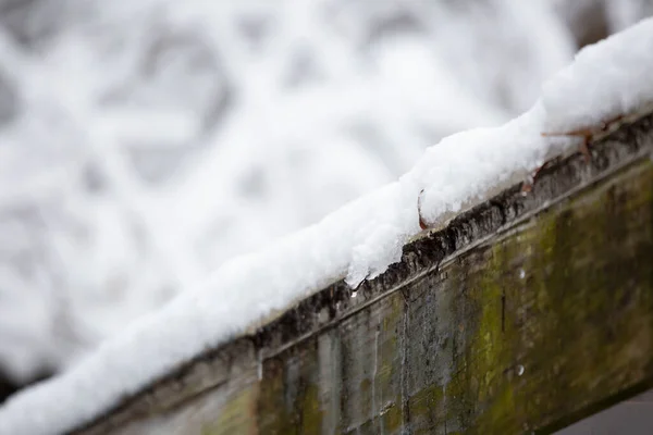 Derretimento Neve Como Gotas Minúsculas Telhado Casa — Fotografia de Stock