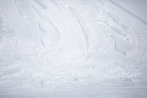Ίχνη Ελαστικών Επικίνδυνα Λείο Δρόμο Που Καλύπτεται Από Καθίζηση Χειμώνα — Φωτογραφία Αρχείου