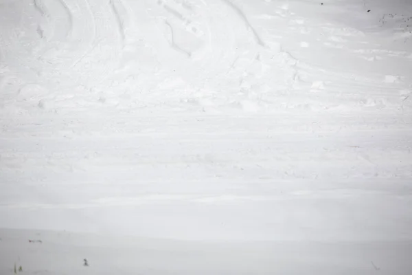 Ślady Opon Niebezpiecznie Śliskiej Drodze Pokrytej Zimowymi Opadami Deszczu — Zdjęcie stockowe