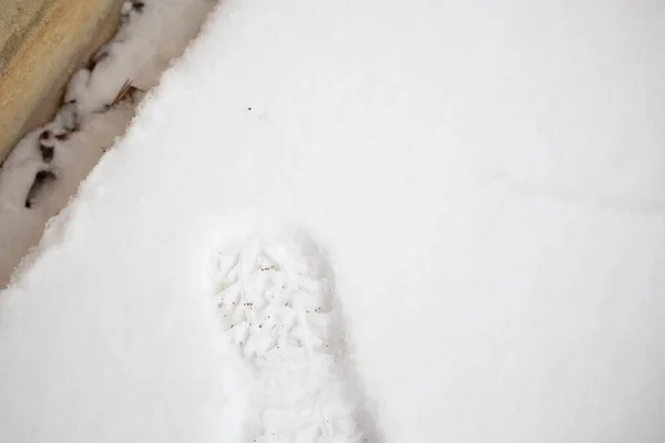 在新鲜的白雪中留下的人类脚印 — 图库照片