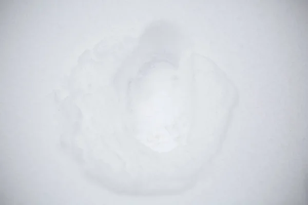 Pojedynczy Ślad Ludzki Głęboko Świeżym Białym Śniegu — Zdjęcie stockowe