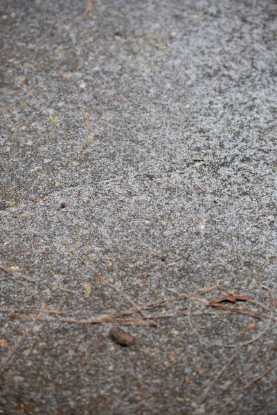 Πιτσιλιές Πάγου Πάνω Στο Τσιμέντο Καθώς Αρχίζει Καταιγίδα — Φωτογραφία Αρχείου