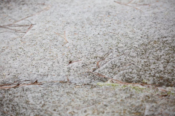 Πιτσιλιές Πάγου Πάνω Στο Τσιμέντο Καθώς Αρχίζει Καταιγίδα — Φωτογραφία Αρχείου
