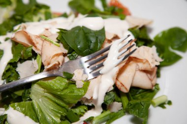 Romaine marulu, domates ve çiftlik soslu tavuk eti.