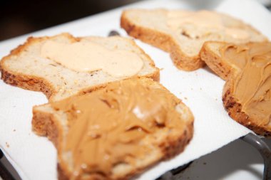 Fıstık ezmesi ve buğday ekmeğine sos.