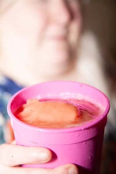 Жінка Тримає Рожеву Чашку Наповнену Рожевим Крижаним Напоєм — стокове фото