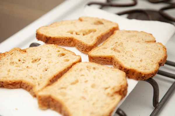 Τέσσερις Φέτες Ψωμί Σιταριού Λευκή Χαρτοπετσέτα — Φωτογραφία Αρχείου