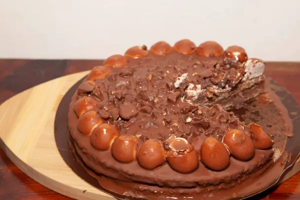 Chocoladetaart Met Een Stuk Ontbreekt Een Houten Voetballenstandaard — Stockfoto