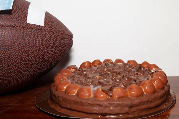 Torta Cioccolato Intera Accanto Una Partita Calcio — Foto Stock